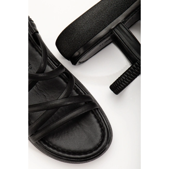 24413-841 Siyah Dolgu Topuk Kadın Sandalet