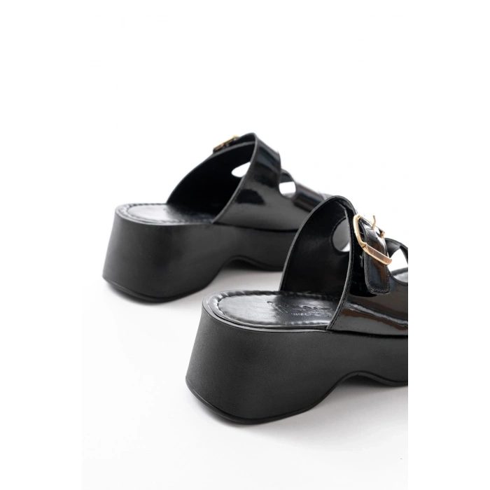 24414-574 Siyah Rugan Günlük Tokalı Dolgu Topuk Kadın Terlik