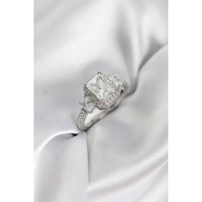 Gümüş Renk Kare Baget Zirkon Taşlı Tek Taş Model Kadın Yüzük