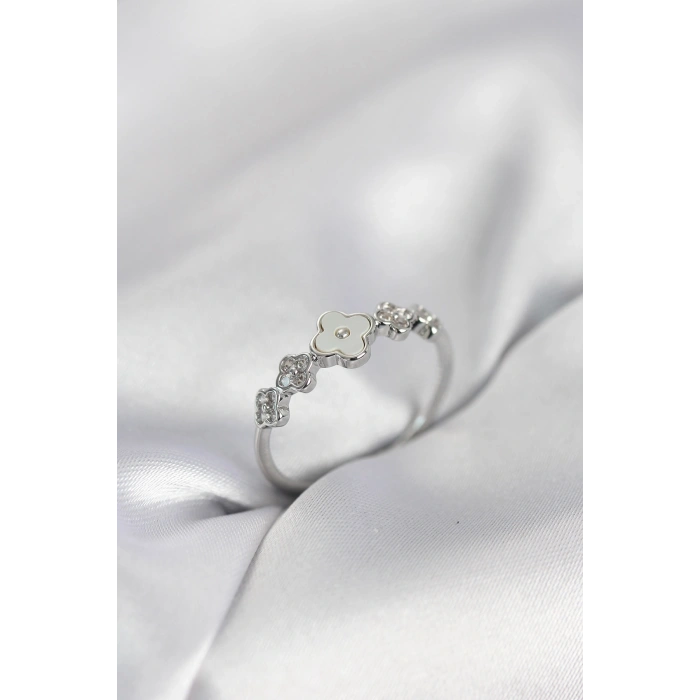 Gümüş Renk Minimal Yonca ve Zirkon Taşlı Kadın Yüzük