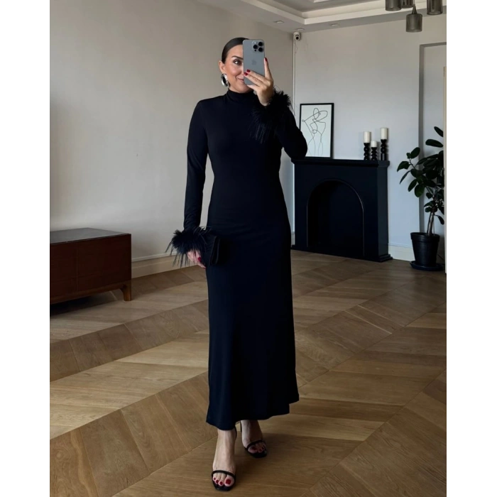 Kadın Uzun Kollu Balıkçı Yaka Kol Ağzı Tüy Detaylı Uzun Krep Elbise