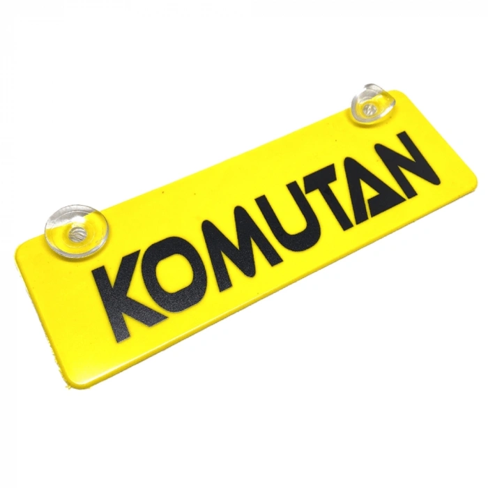 Komutan Yazılı Sarı Dekor Plaka Vantuzlu Cam Süsü 22x7.5cm KMT2