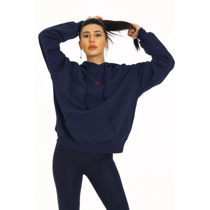 Kore Model Yıldız Baskılı Kanguru Cepli Kadın Sweat Lacivert