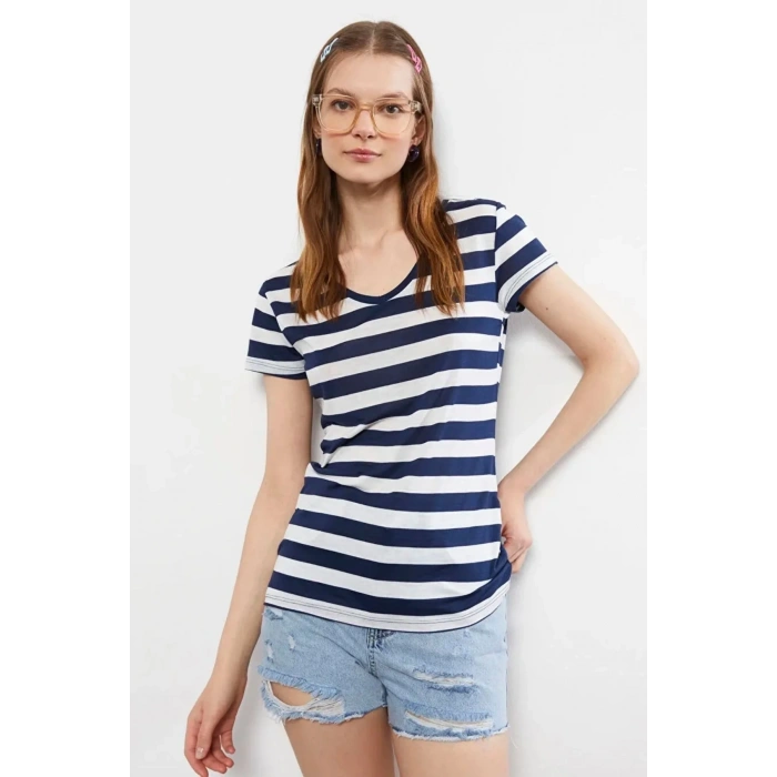 Lacivert V Yaka Çizgili Kısa Kollu Kadın Tişört