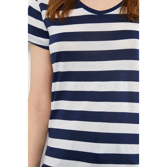 Lacivert V Yaka Çizgili Kısa Kollu Kadın Tişört