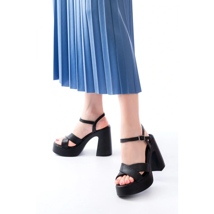 P-105 Siyah Çapraz Kalın Topuklu Kadın Sandalet