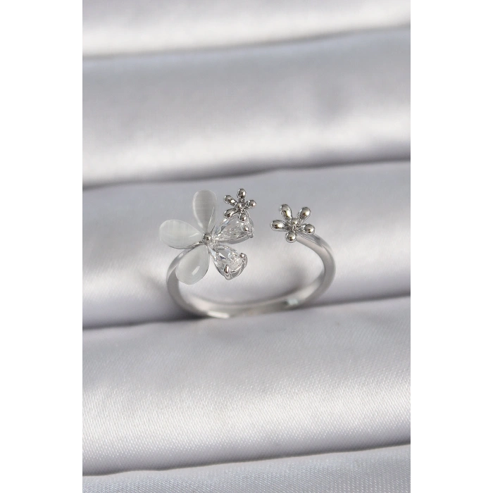 Pirinç Gümüş Renk Ayarlanabilir Zirkon Taşlı Beyaz Mineli Yaprak Model Kadın Yüzük