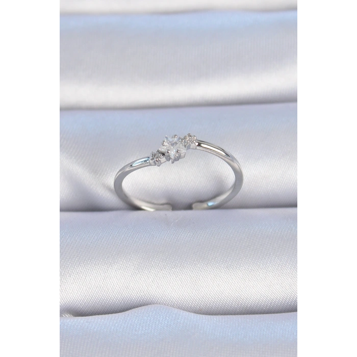 Pirinç Gümüş Renk Çiçek Model Zirkon Taş Detay Kadın Yüzük