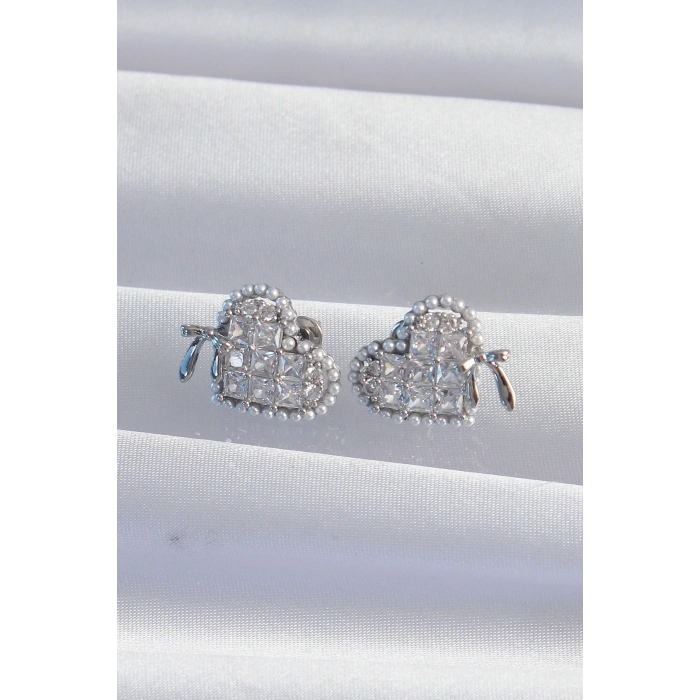 Pirinç Gümüş Renk Fiyonk Detay İncili Zirkon Taşlı Kalp Küpe