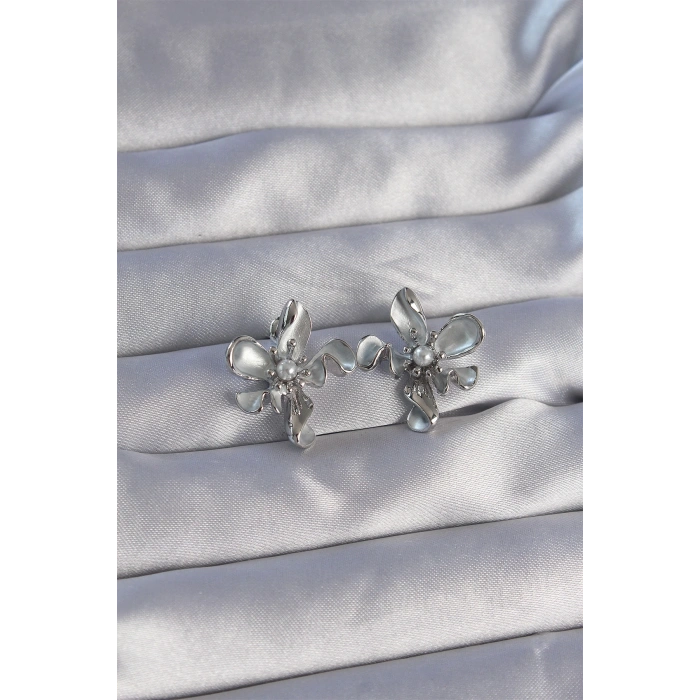 Pirinç Gümüş Renk İnci Detay Çiçek Tasarımlı Küpe