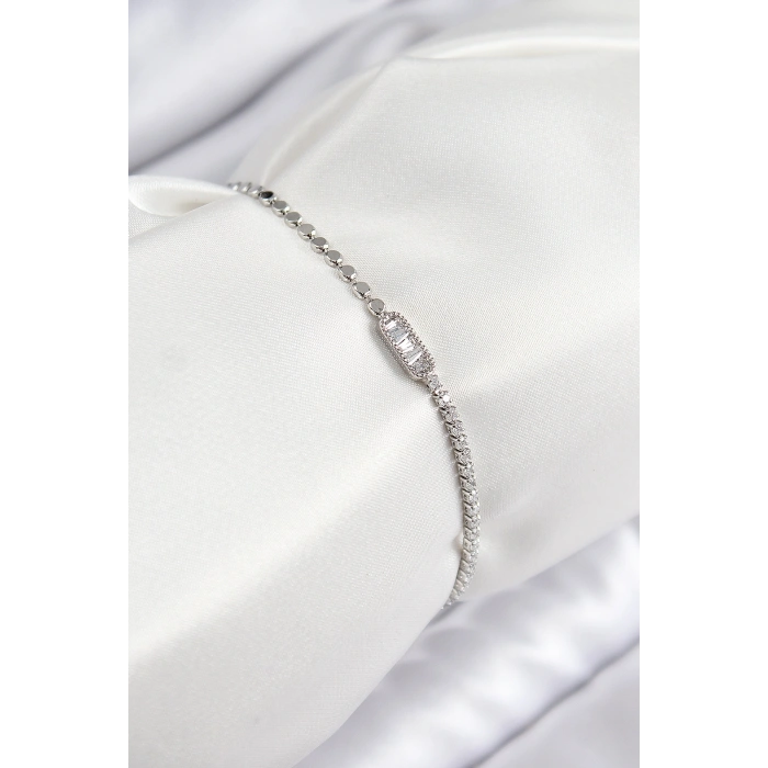 Pirinç Zirkon Taşlı Dikdörtgen Model Ezme Zincir Gümüş Renk Kadın Bileklik