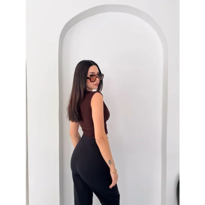 Vatkalı Kolsuz V Yaka Drapeli Crop Bluz Likralı Fit - Kahverengi