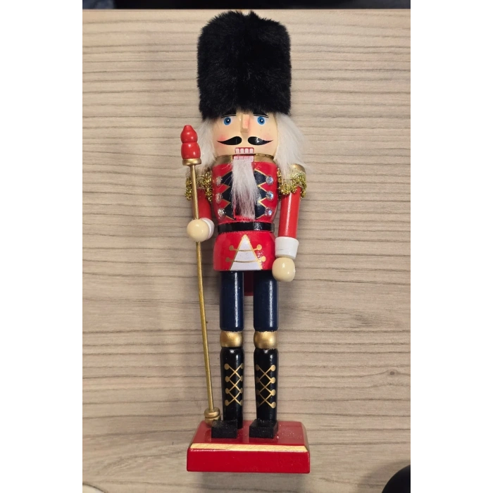 Yılbaşı Dekorasyonu Ahşap Kurşun Asker Kırmızı Kostüm Siyah Kürk Şapka 25 cm