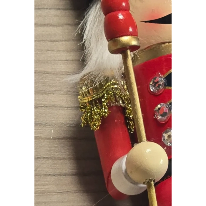 Yılbaşı Dekorasyonu Ahşap Kurşun Asker Kırmızı Kostüm Siyah Kürk Şapka 25 cm