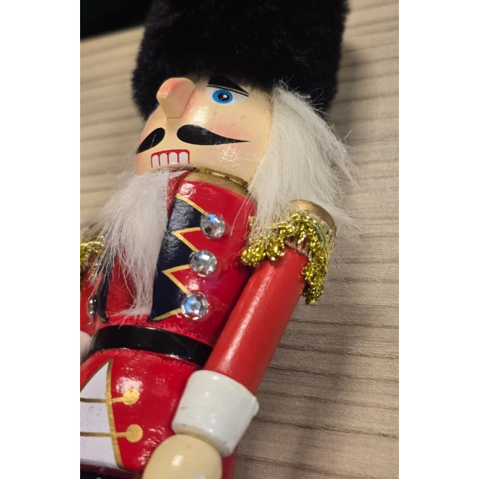 Yılbaşı Dekorasyonu Ahşap Kurşun Asker Kırmızı Kostüm Siyah Kürk Şapka 25 cm