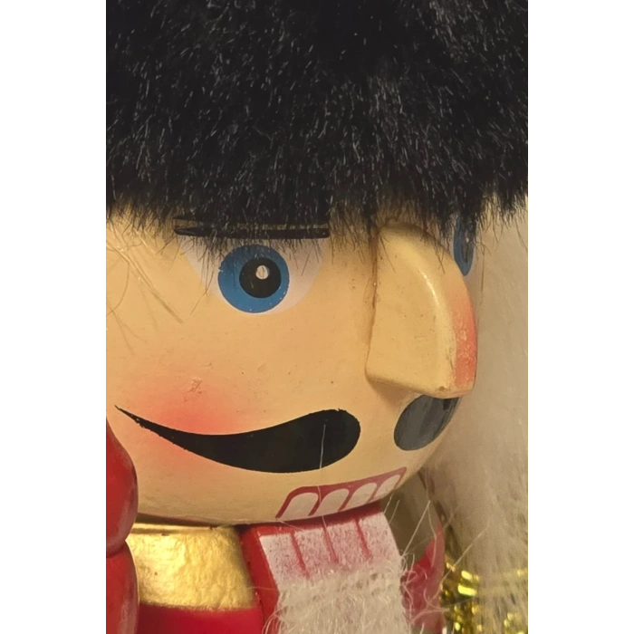 Yılbaşı Dekorasyonu Ahşap Kurşun Asker Kırmızı Kostüm Siyah Kürk Şapka 25 cm