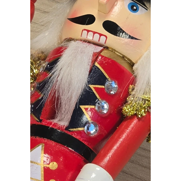 Yılbaşı Dekorasyonu Ahşap Kurşun Asker Kırmızı Kostüm Siyah Kürk Şapka 25 cm