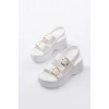 24414-572 Beyaz Tokalı  Günlük Dolgu Topuk Kadın Sandalet