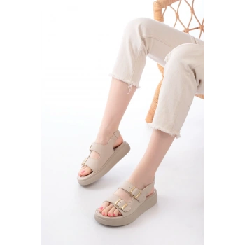 24413-572 Bej Günlük Dolgu Topuk Toka Aksesuarlı Kadın Sandalet