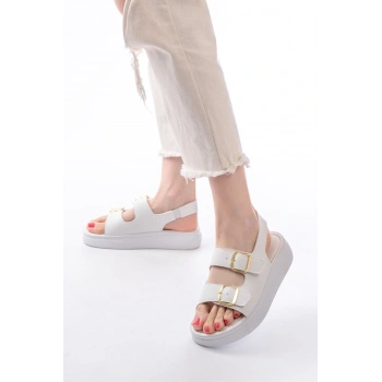 24413-572 Beyaz Günlük Dolgu Topuk Toka Aksesuarlı Kadın Sandalet
