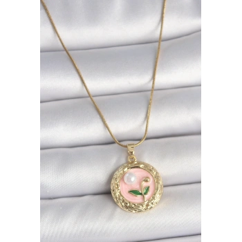 316L Çelik Gold Renk Zincir Pembe Çiçek İşlemeli inci Detay Portre Model Kadın Kolye