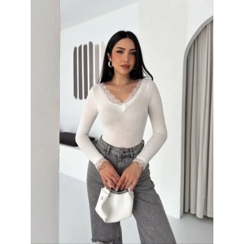 Dantel Detaylı V Yaka Arkası V Yaka Kaşmir Dokulu Uzun Kollu Bluz - Beyaz