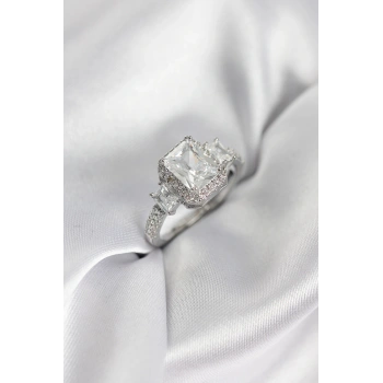 Gümüş Renk Kare Baget Zirkon Taşlı Tek Taş Model Kadın Yüzük