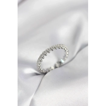 Gümüş Renk Sıralı Zirkon Taşlı Model Kadın Yüzük