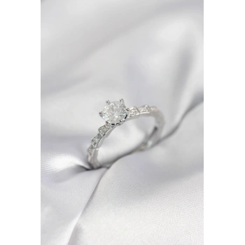 Gümüş Renk Zirkon Taşlı Tek Taş Model Kadın Yüzük