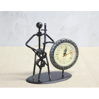 Metal Saatli Keman Çalan Müzisyen