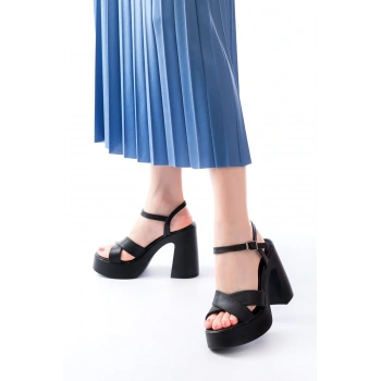 P-105 Siyah Çapraz Kalın Topuklu Kadın Sandalet