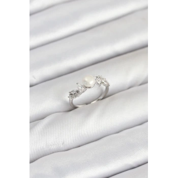 Pirinç Gümüş Renk Zirkon Taşlı İncili Model Kadın Yüzük