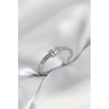 Zirkon Taşlı Gümüş Renk Pirinç Kadın Yüzük