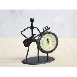 Metal Saatli Gitar Çalan Müzisyen