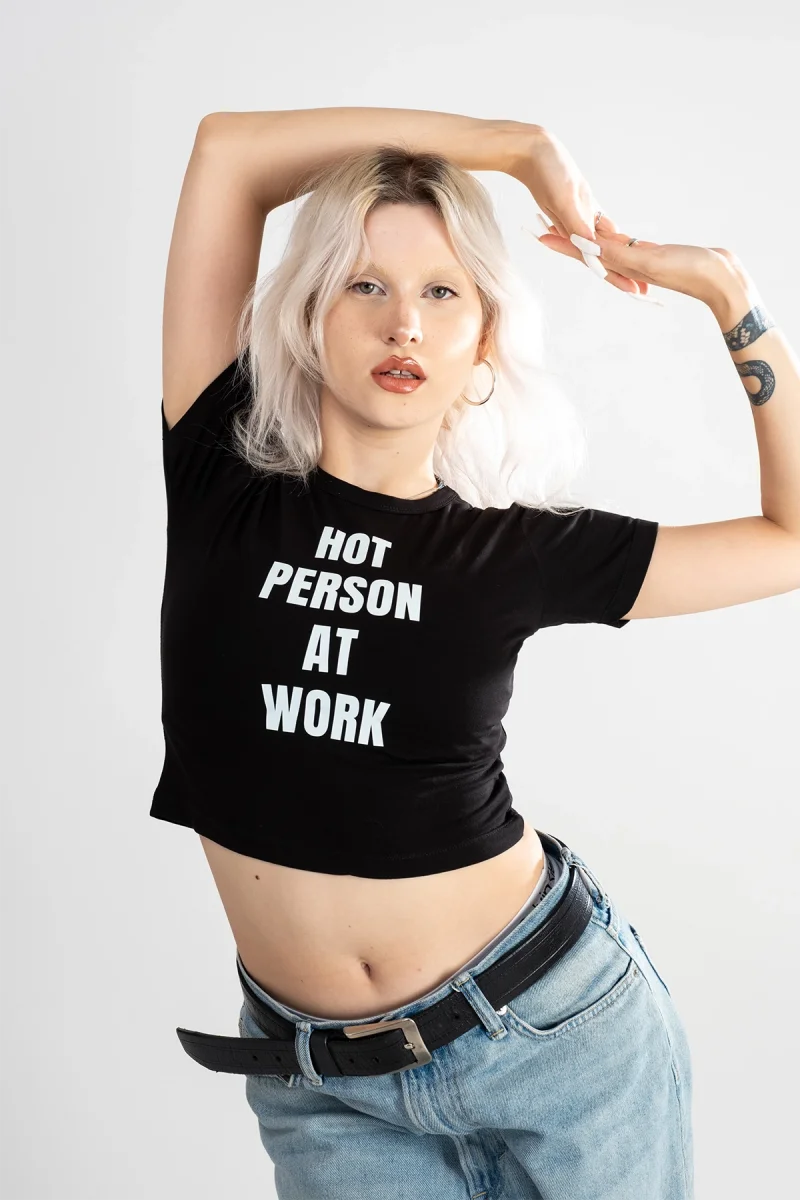 Hot Person At Work Baskılı Siyah Crop Top