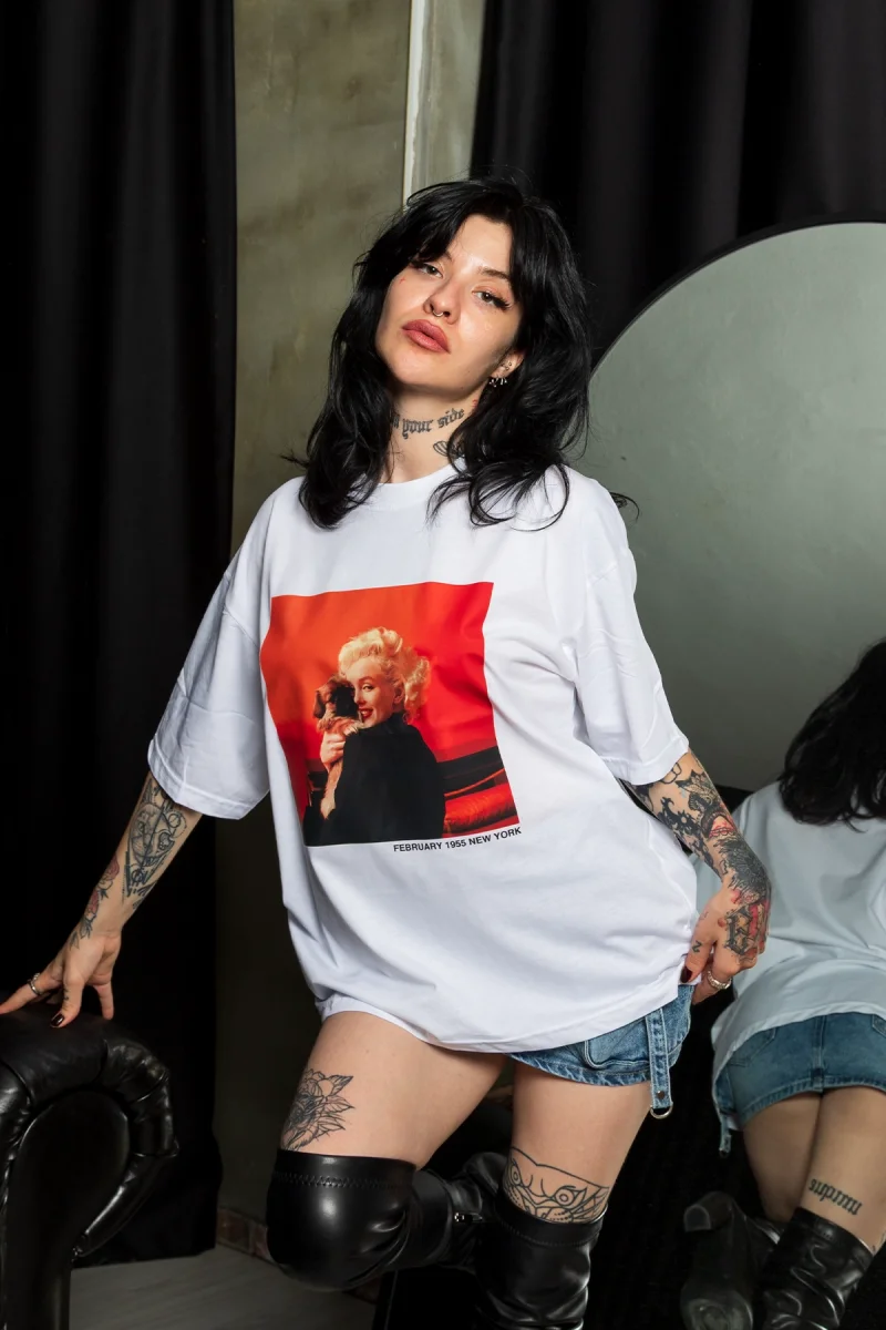 Marilyn Monroe & Dog Baskılı Relaxed Fit Beyaz Kadın Tshirt