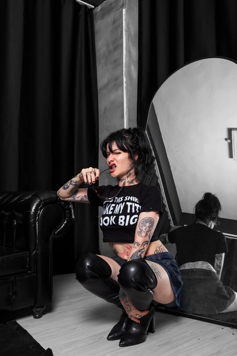 Tits Look Big Baskılı Siyah Crop Top