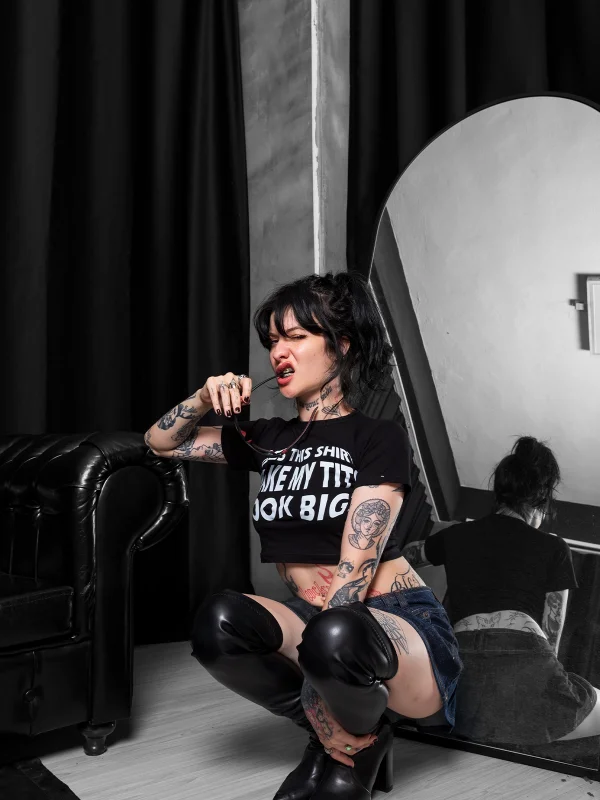 Tits Look Big Baskılı Siyah Crop Top