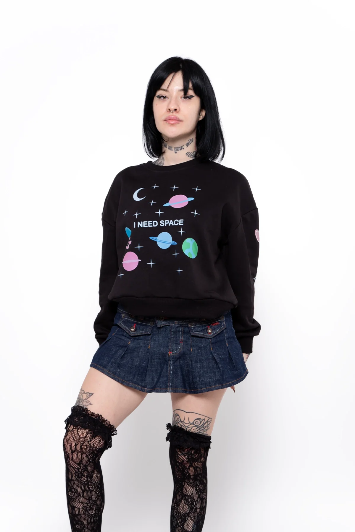 I Need Space Baskılı Kapüşonsuz Relaxed Fit Kadın Siyah Sweatshirt
