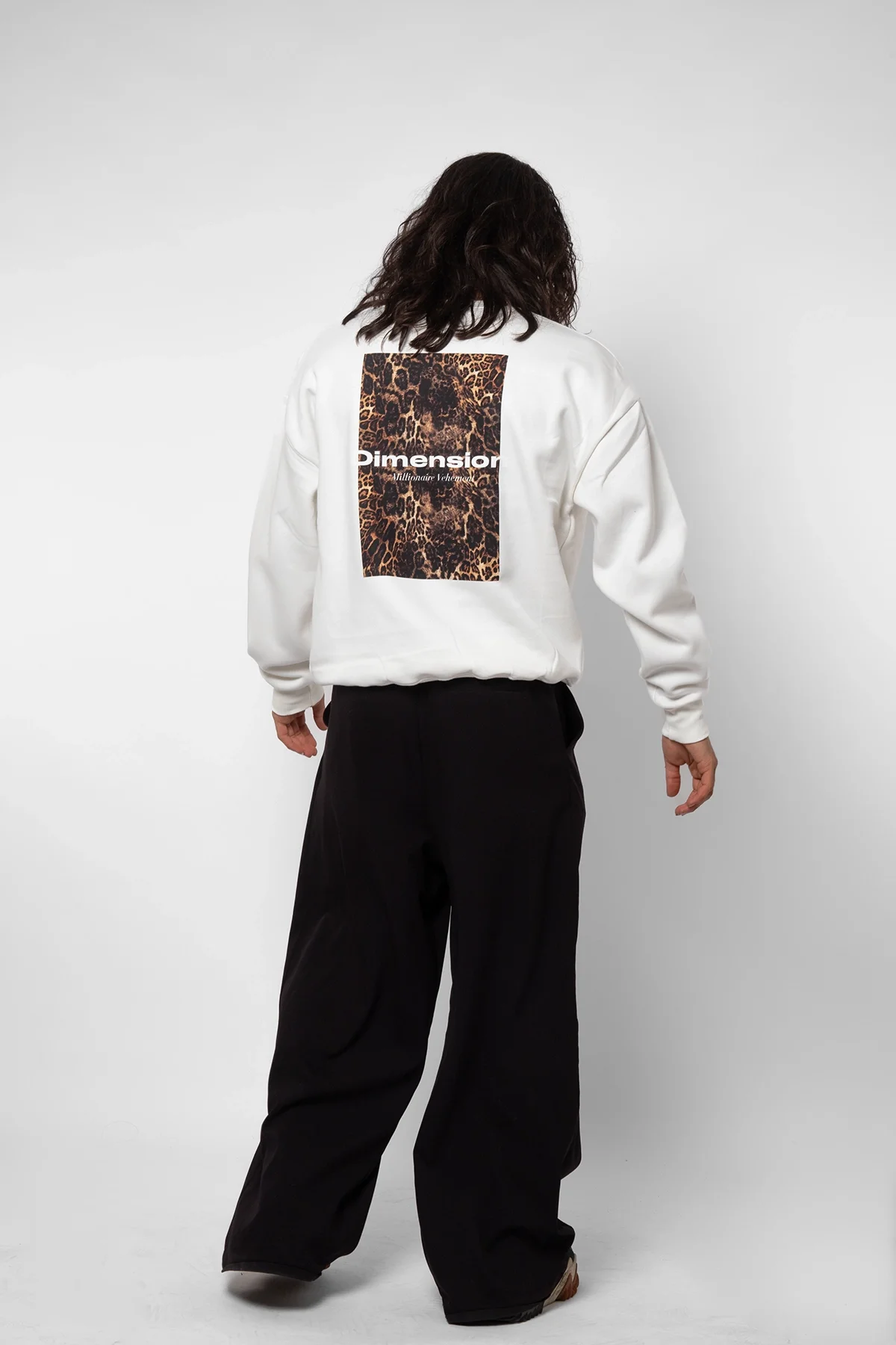 Leopar Sırt Baskılı Kapüşonsuz Oversize Unisex Beyaz Sweatshirt