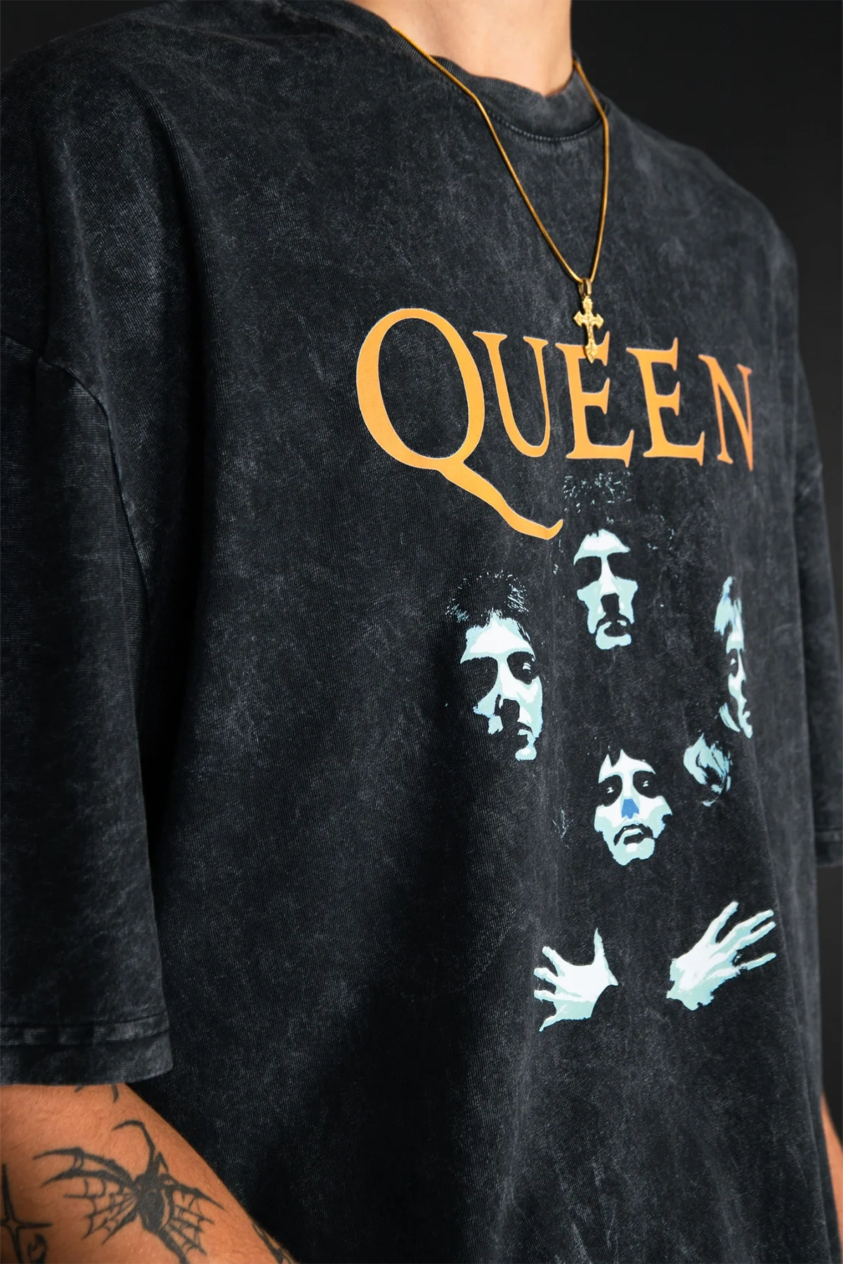 Queen Crest Logo Yıkamalı Siyah Oversize Tişört | Vintage Rock
