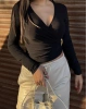 Siyah Kruvaze Yaka Aksesuar Detay Crop