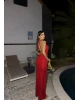 Kırmızı Aksesuarlı Sırt Detay Tasarım Elbise