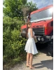 Beyaz Kare Yaka Askılı Volanlı Elbise