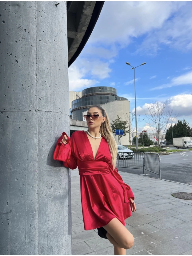 Kırmızı Sırt Detay Saten Elbise