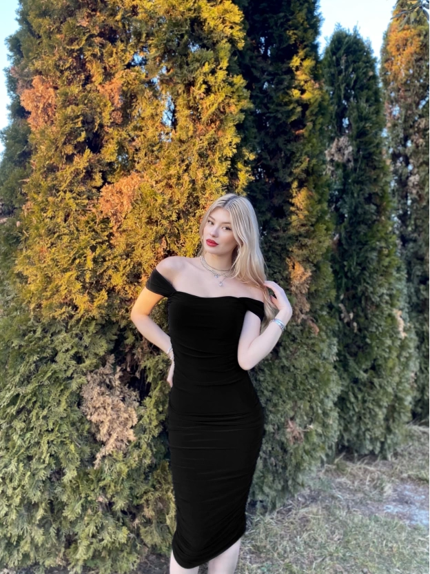 Siyah Drapeli Uzun Madonna Yaka Elbise