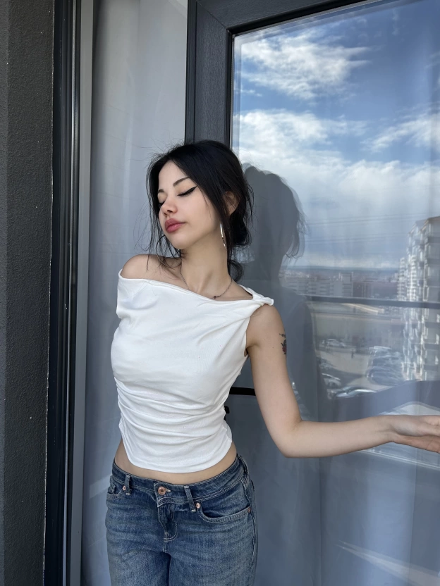Beyaz Omuz Detay Basic Crop