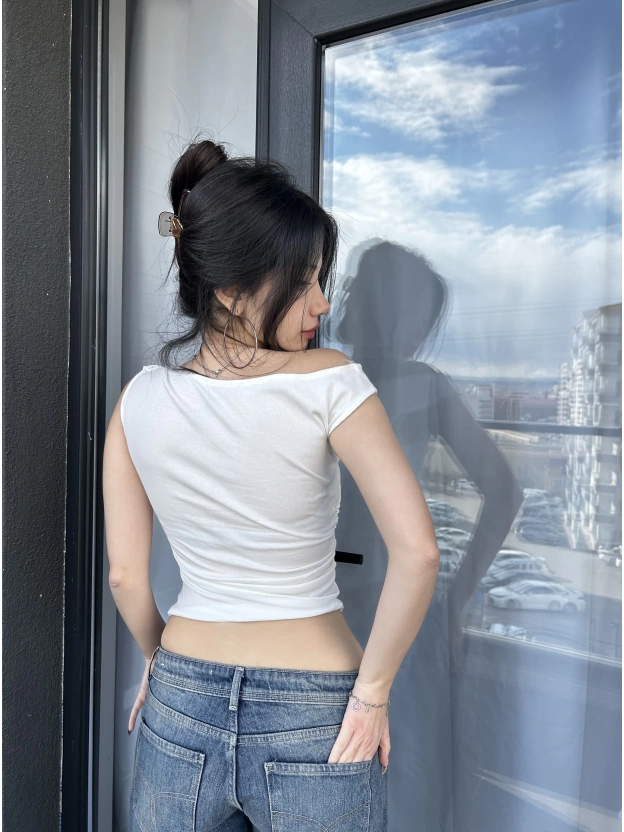 Beyaz Omuz Detay Basic Crop