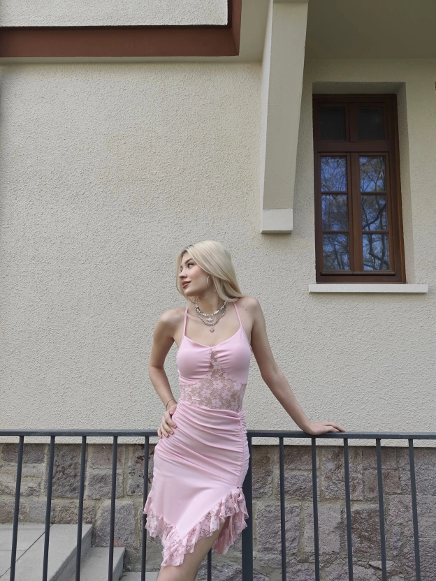 Pembe Büzgü Detay Dantel Elbise