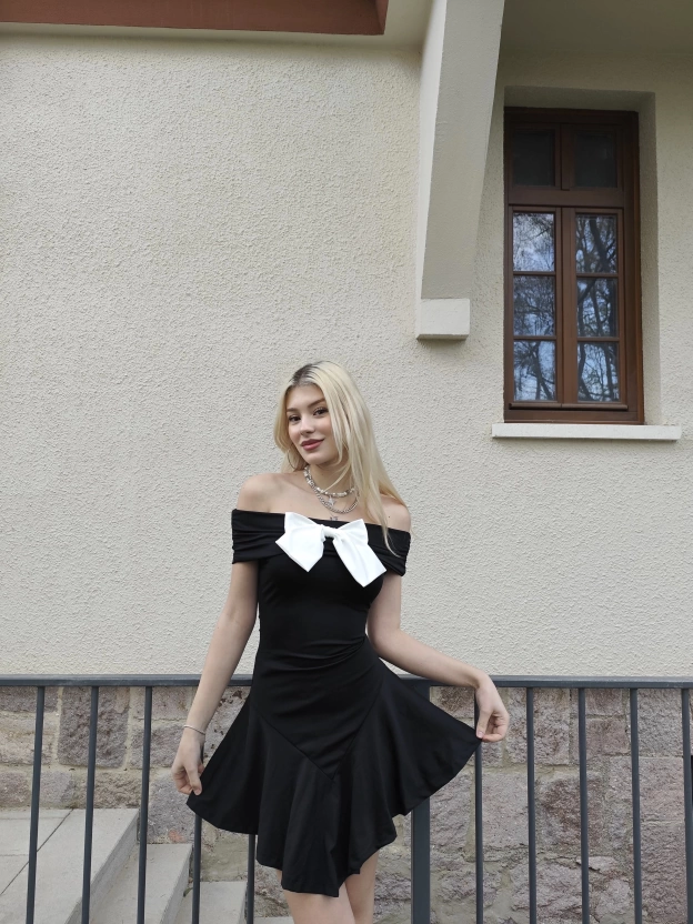 Siyah Madonna Yaka Fiyonk Detay Tasarım Elbise